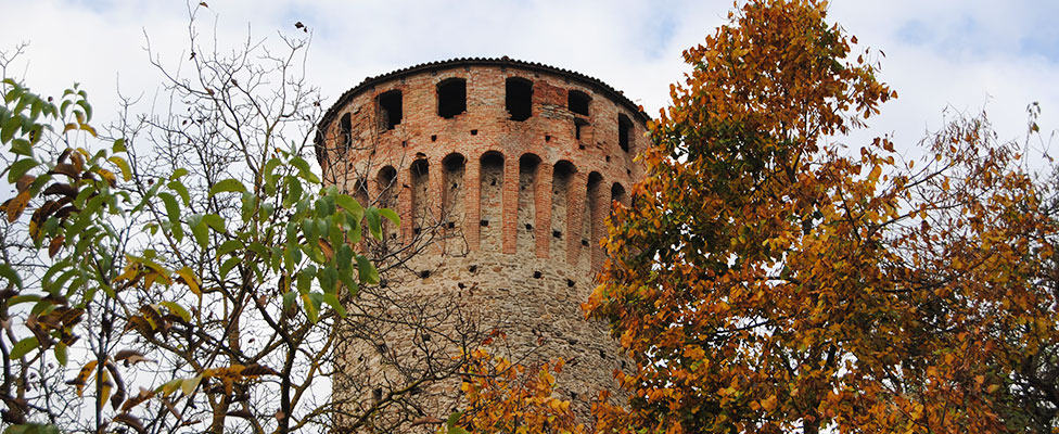 Mura urbiche e torre di Priero