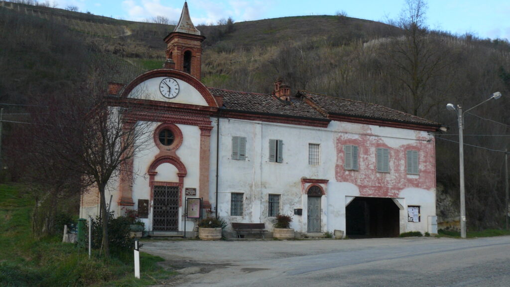 Chiesa e scuoletta di Madonna Del Guado a Vezza d'Alba in frazione Sanche