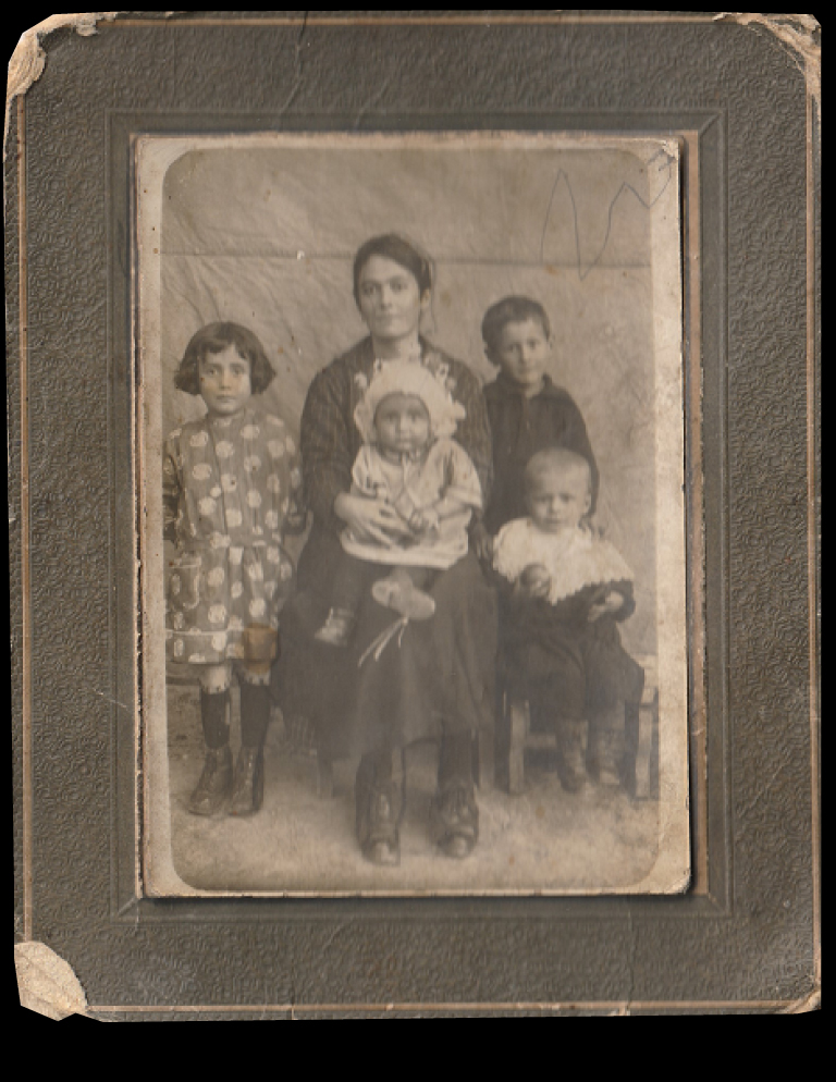 La signora seduta è la madre di famiglia in Valle Sanche nel Roero ai primi del Novecento.