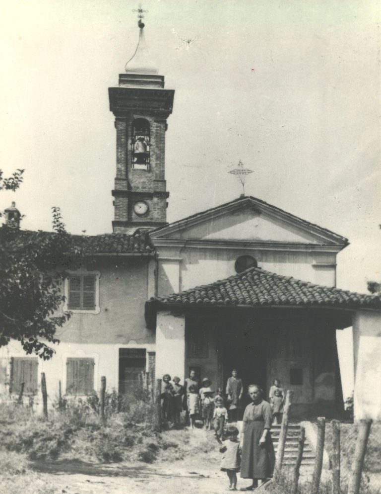 La chiesa parrocchiale nella frazione Gianoli di Montà nel 1948