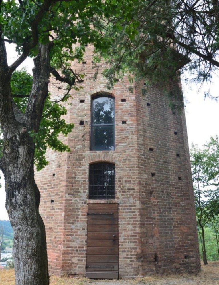 La torre decagonale di Corneliano d'Alba