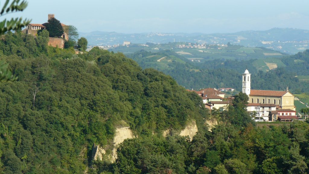 La rocca tra il brich' la Furnasa, La Parrocchiale e il castello di Monteu Roero