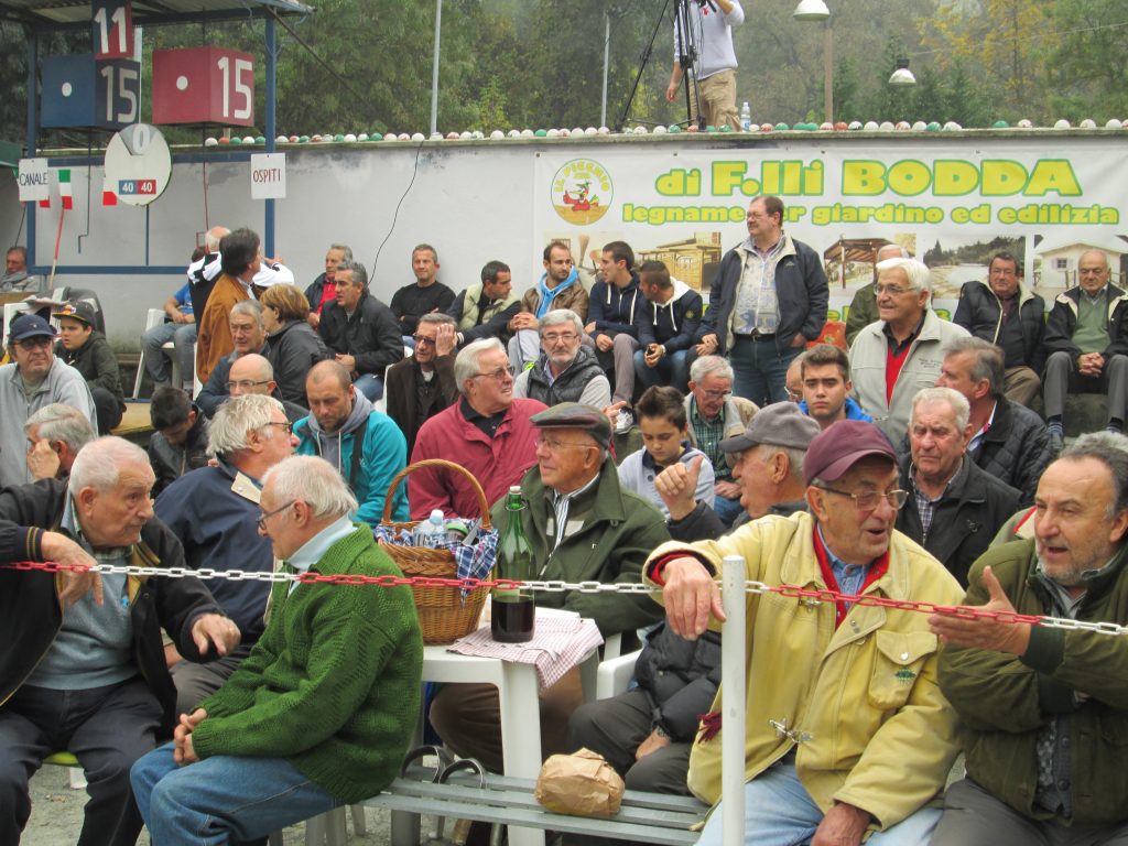 Pubblico nello sferisterio durante le competizioni della pallapugno