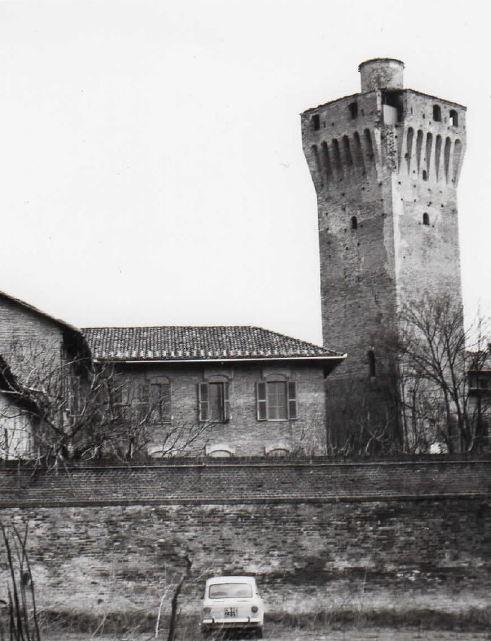 Il castello di Santa Vittoria d’Alba in una foto d’epoca di Maurizio Sartore.